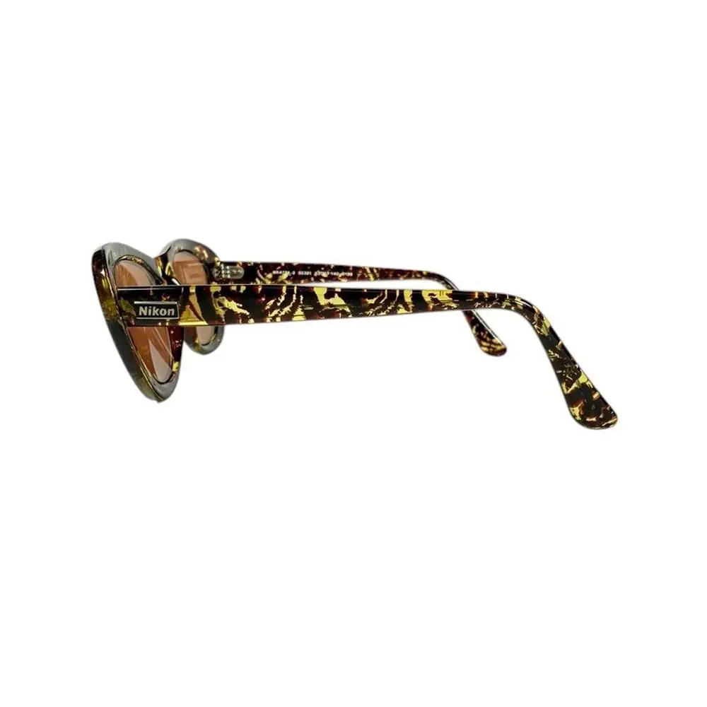 Nikon tortoiseshell cat
